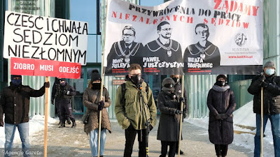 O pseudo-katolickim PiS-KEP-ustroju. Pisane ciśnieniem czasu