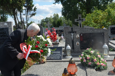 15 Sierpnia-  kwiaty dla plutonowego Czerwińskiego i Polski